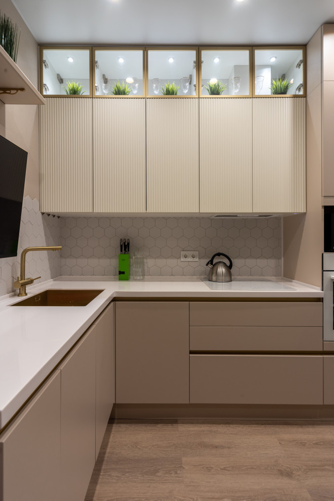 Красивая кухни и вместительная гардеробная