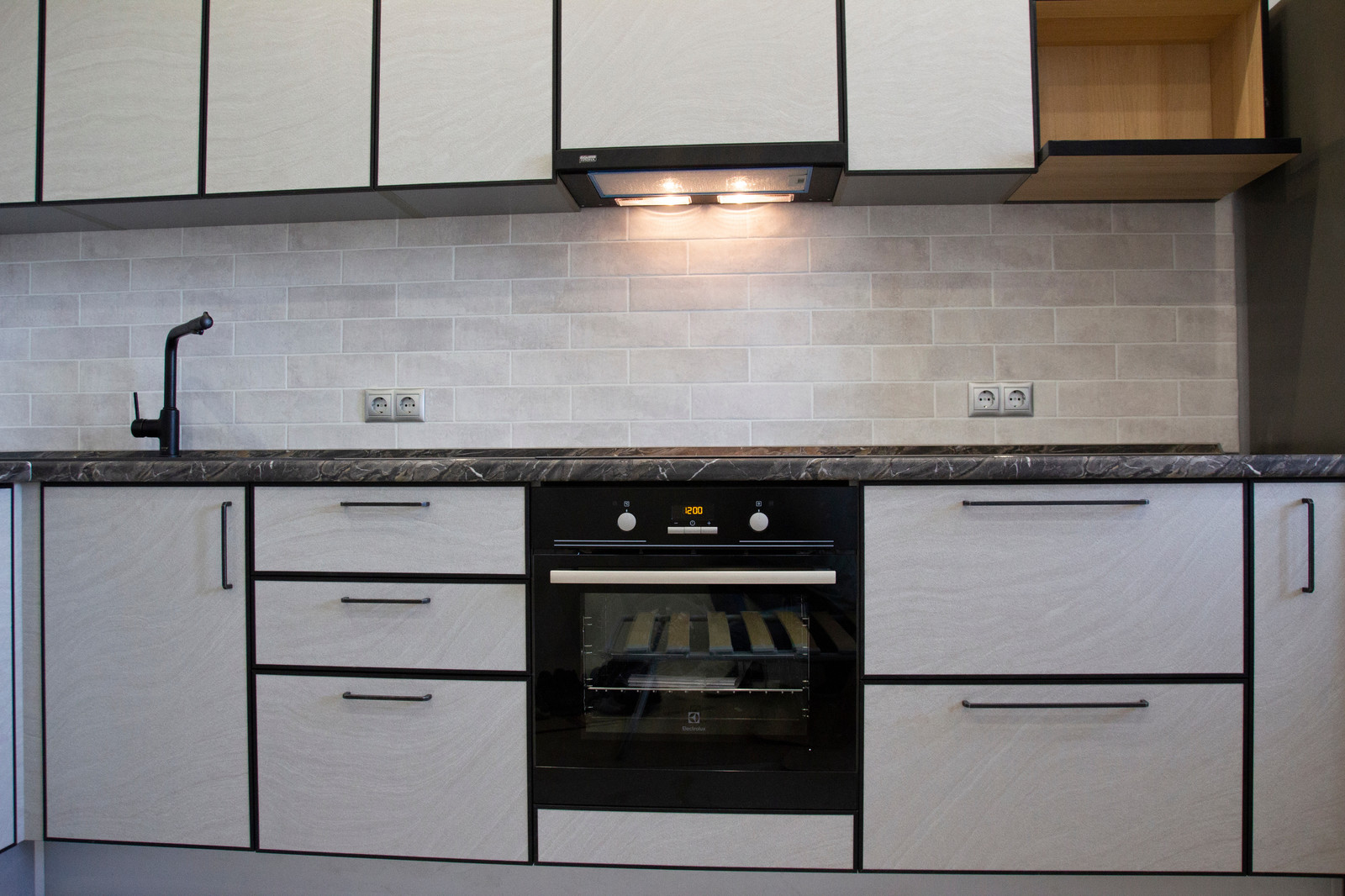 Кухня из пластика с фасадами под бетон