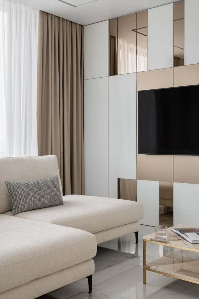 Стильный дизайн: объединенная гостиная комната среднего размера в современном стиле с бежевыми стенами, полом из керамогранита, серым полом, панелями на части стены и телевизором на стене - последний тренд