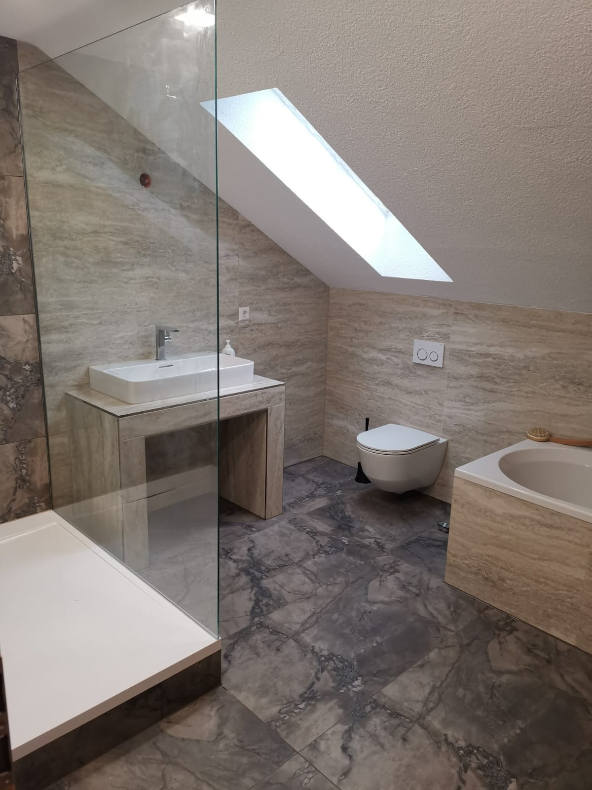 Укладка керамогранита. Ремонт ванной и туалета.