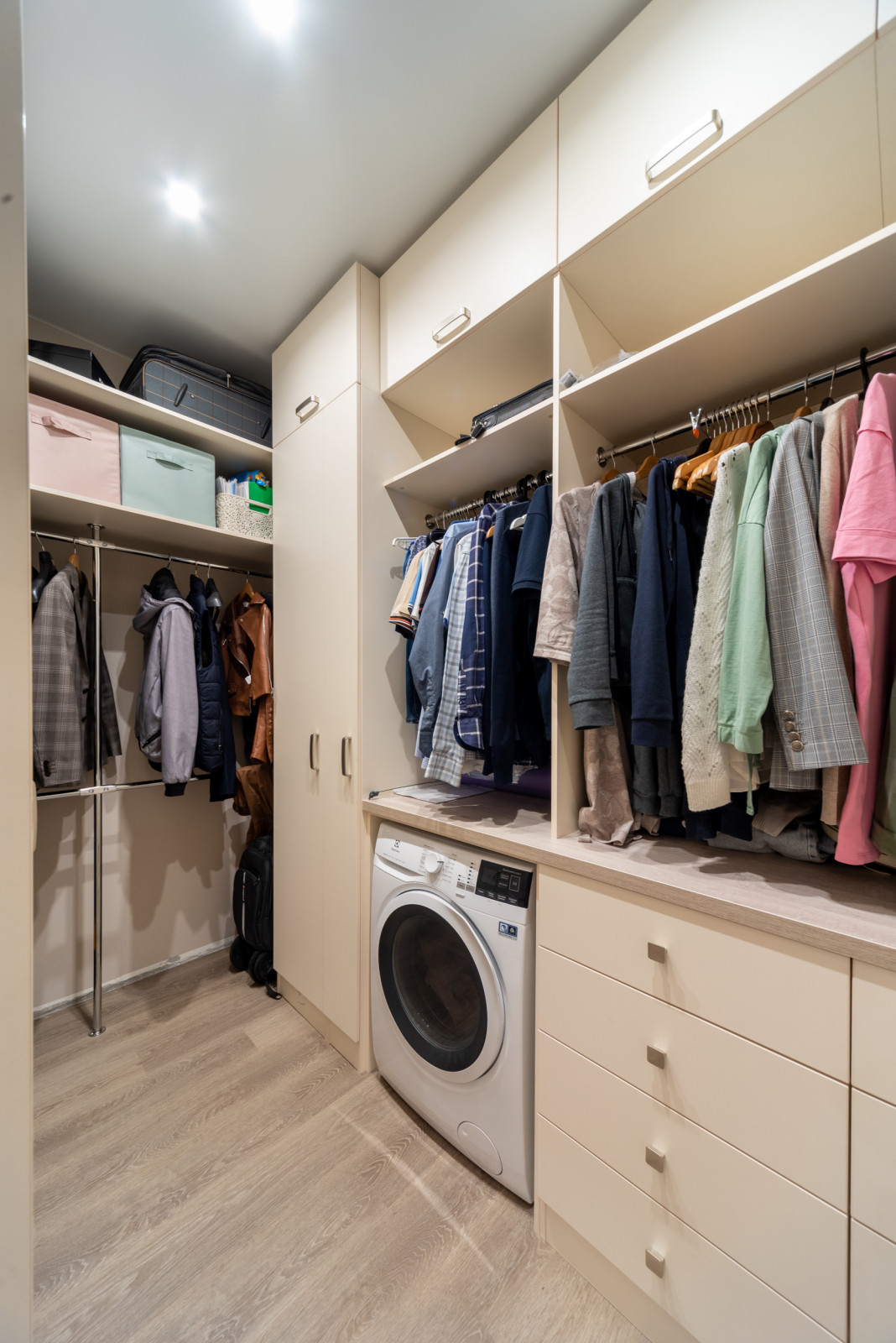 Красивая кухни и вместительная гардеробная