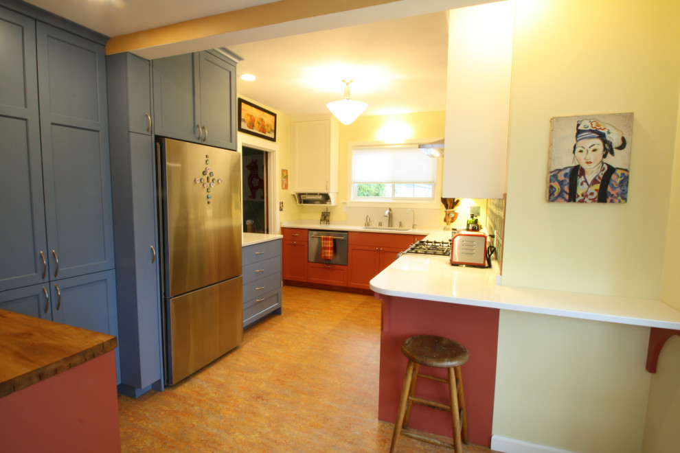 Foto di una cucina eclettica con ante blu