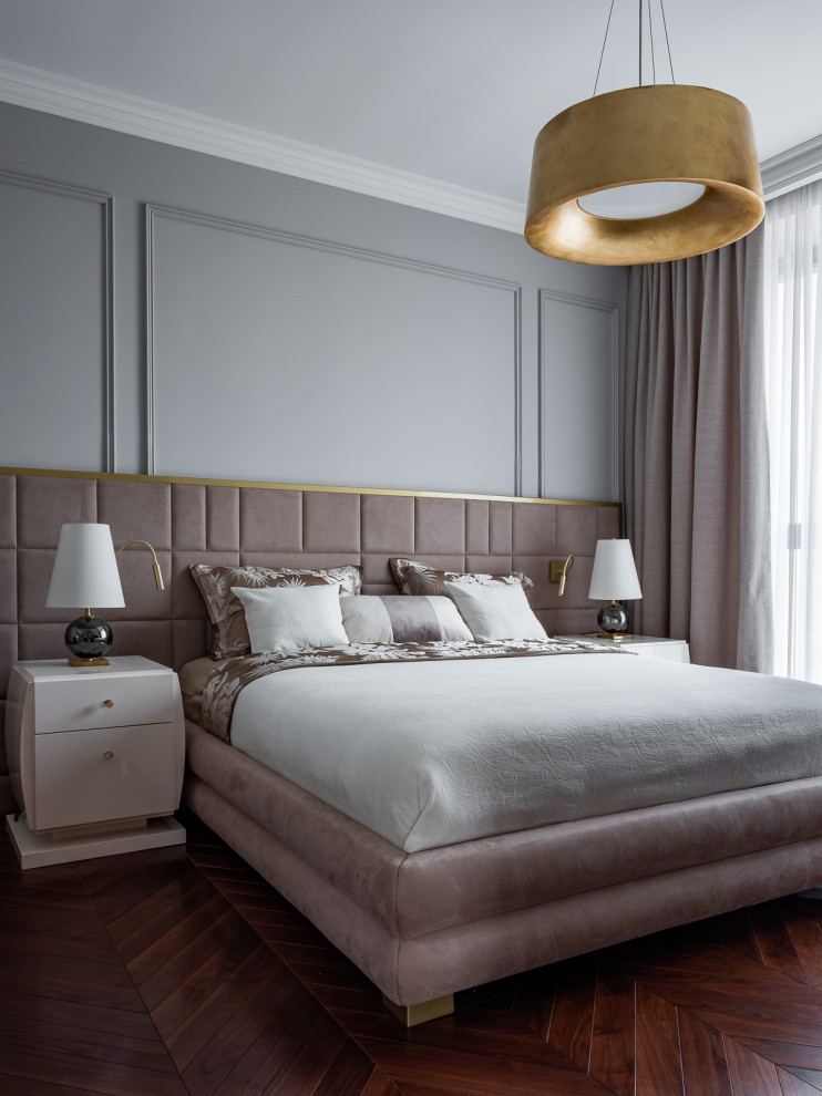 Идея дизайна: хозяйская спальня среднего размера в стиле неоклассика (современная классика) с серыми стенами, паркетным полом среднего тона и коричневым полом