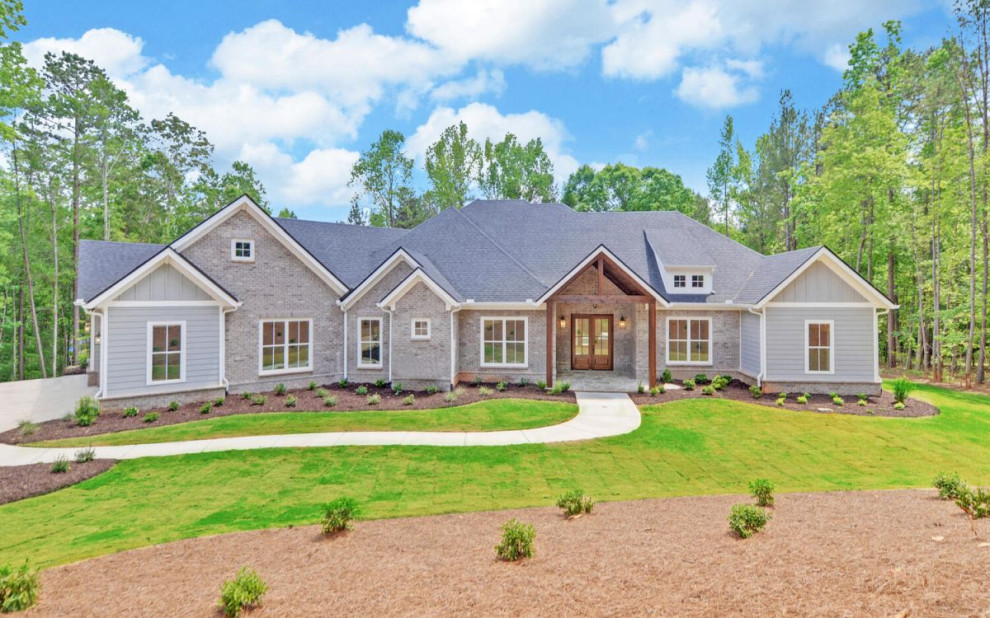 Example of a transitional home design design in Atlanta