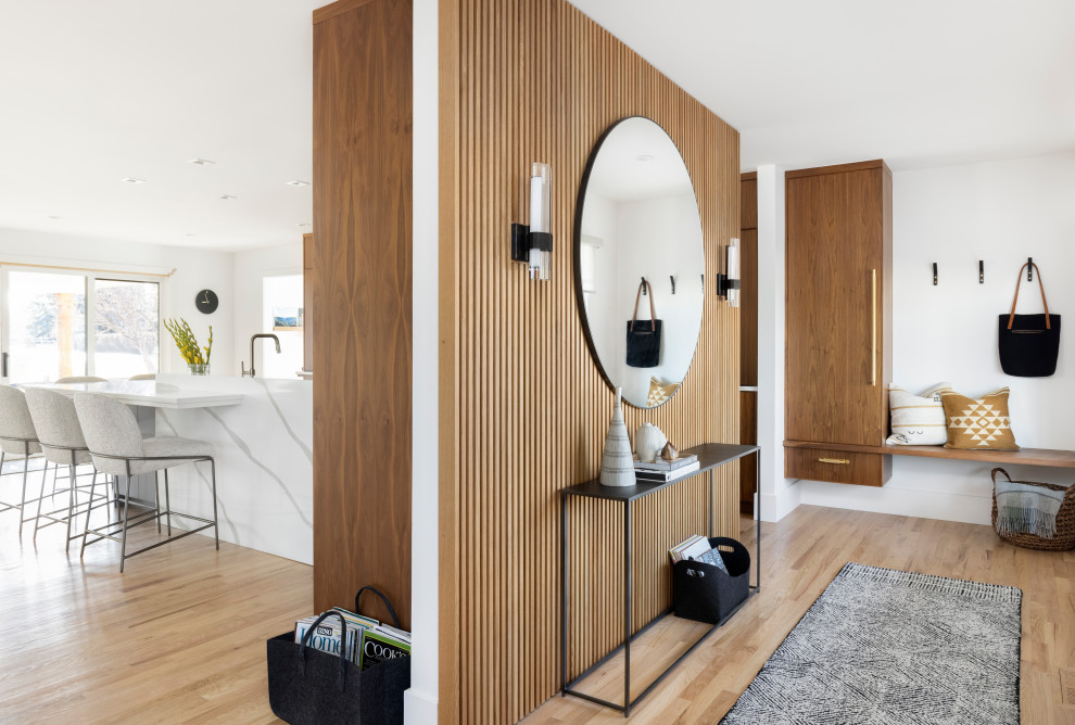 Источник вдохновения для домашнего уюта: фойе среднего размера в современном стиле с деревянными стенами