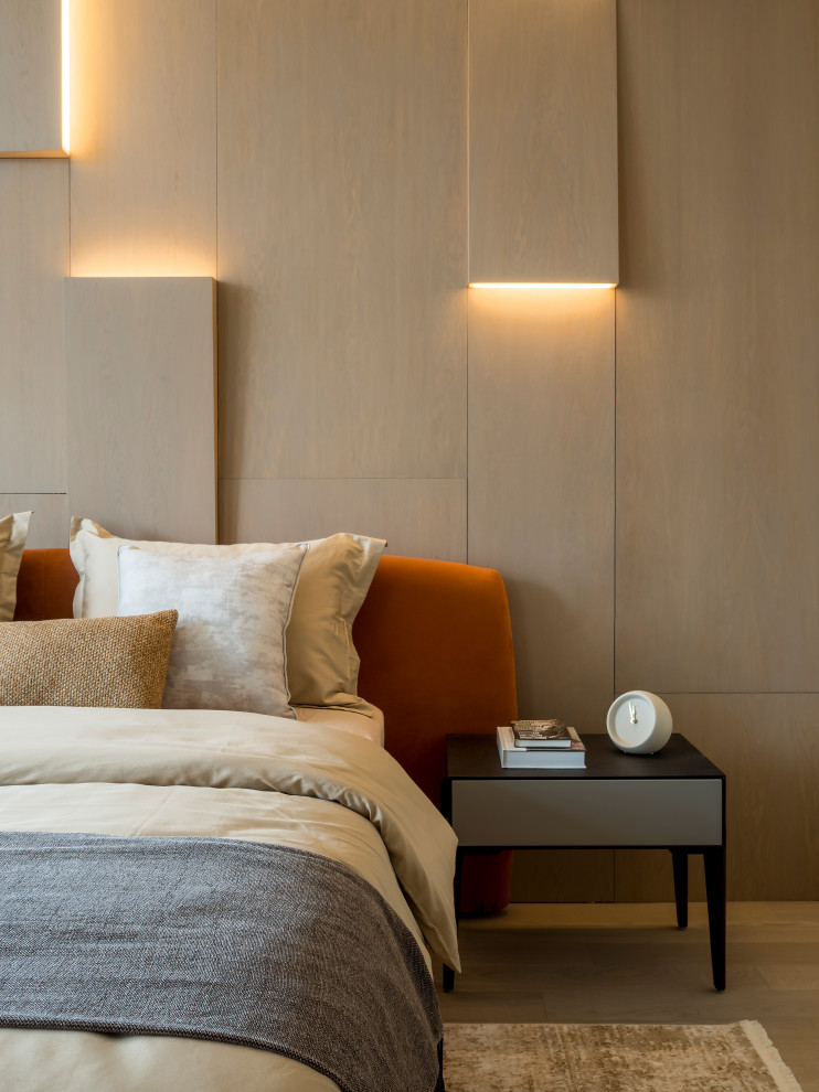 Стильный дизайн: хозяйская спальня в современном стиле с оранжевыми стенами и паркетным полом среднего тона - последний тренд