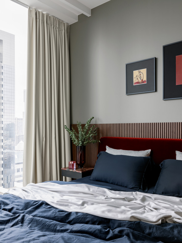 Immagine di una camera da letto contemporanea di medie dimensioni con pareti grigie e pavimento in legno massello medio