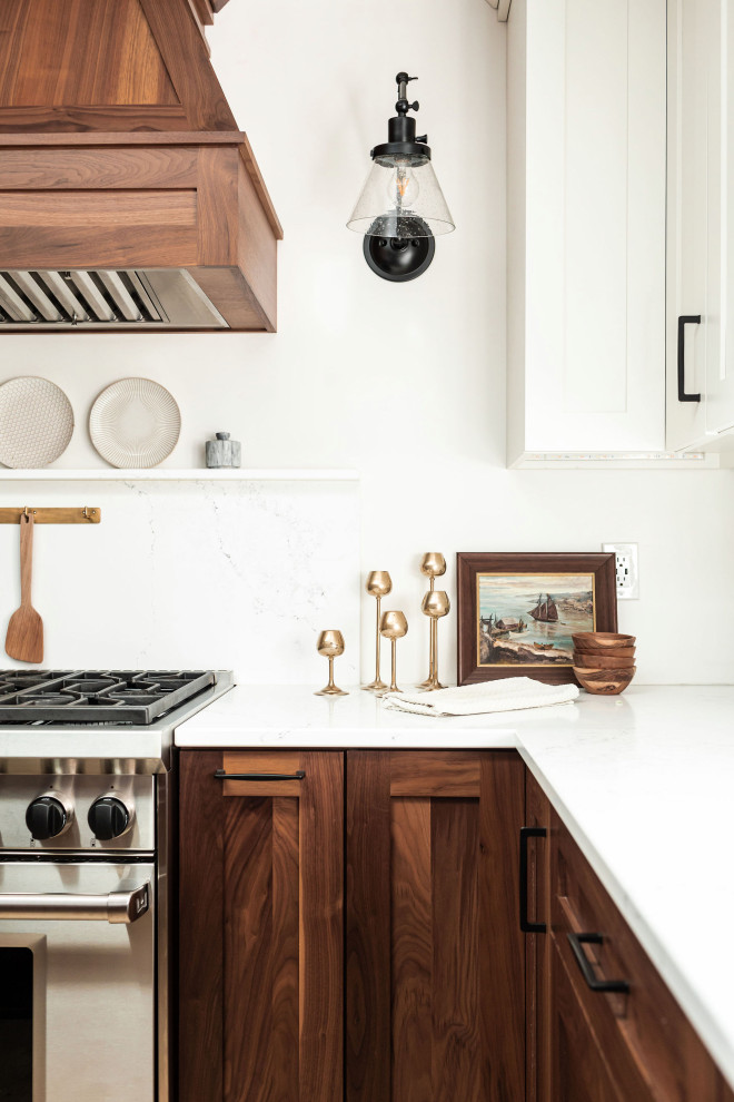 Foto di una grande cucina scandinava con ante in stile shaker, ante in legno bruno, top in marmo, paraspruzzi in marmo, elettrodomestici in acciaio inossidabile, parquet chiaro e top bianco