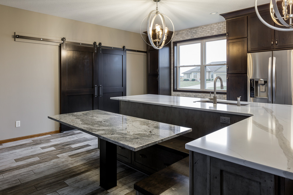 Eat-in kitchen - mid-sized transitional l-shaped ceramic tile and multicolored floor eat-in kitchen idea with an undermount sink, shaker cabinets, medium tone wood cabinets, quartz countertops, white backsplash, marble backsplash, stainless steel appliances, an island and white countertops