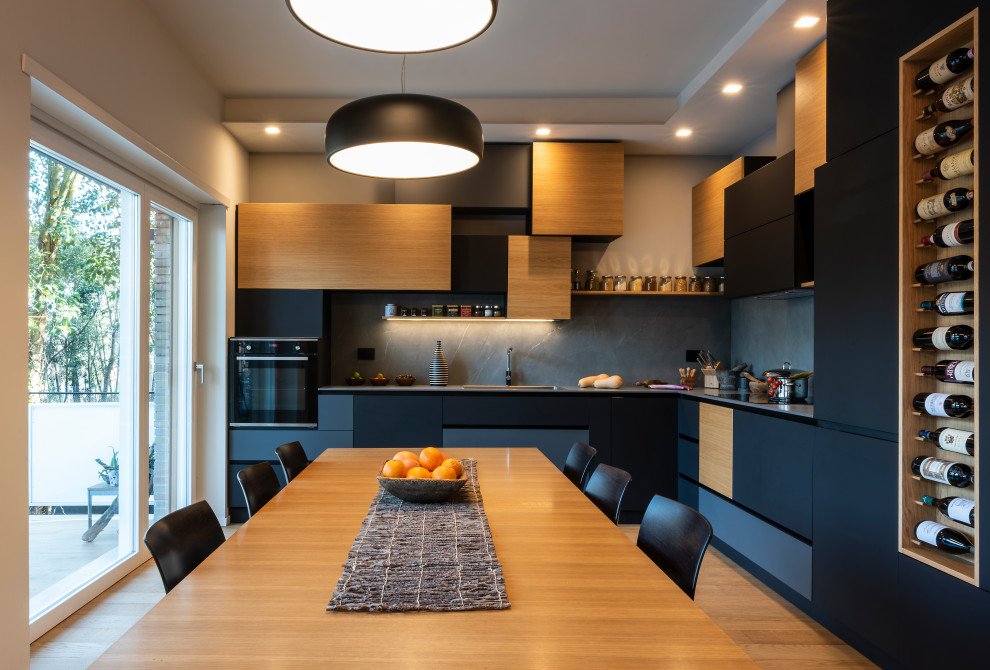 This is an example of a medium sized contemporary kitchen in Rome.