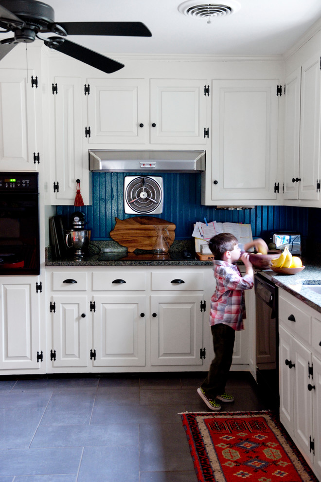 Exempel på ett mellanstort eklektiskt kök, med en undermonterad diskho, luckor med upphöjd panel, vita skåp, granitbänkskiva, blått stänkskydd, svarta vitvaror och klinkergolv i keramik