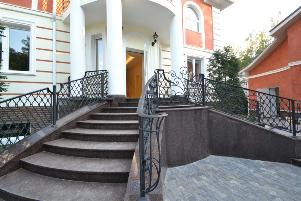 Фасад дома в Подмосковье - Классика