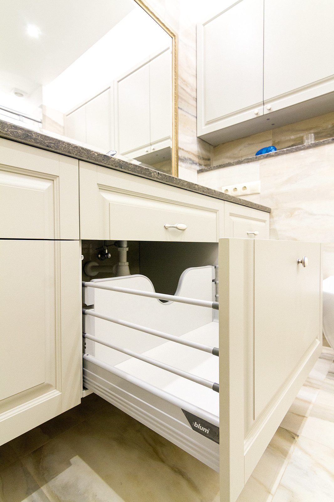 Мебель в ванную  комнату в светлых тонах.