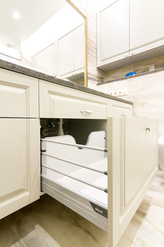 Мебель в ванную  комнату в светлых тонах.