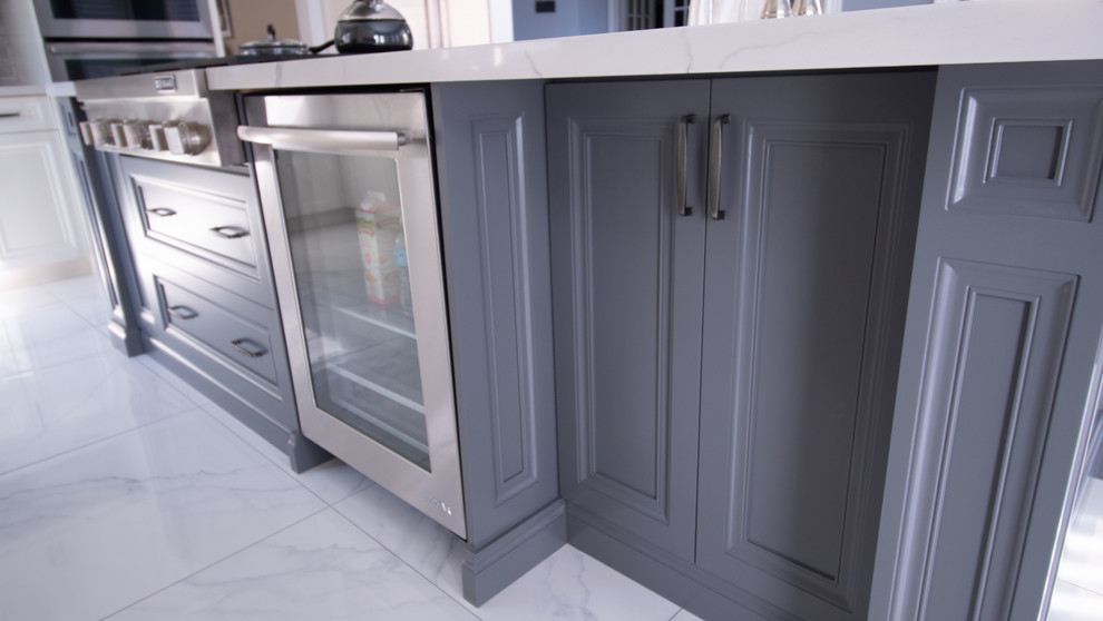 Example of a transitional kitchen design in Toronto