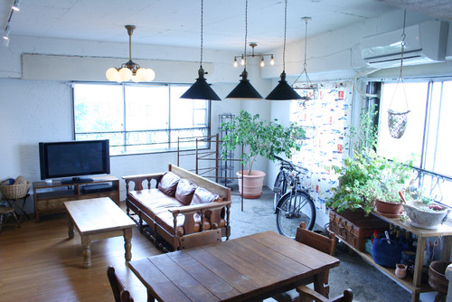 My Houzz：味わいのある家具や照明が映える、ヴィンテージビルの白い 