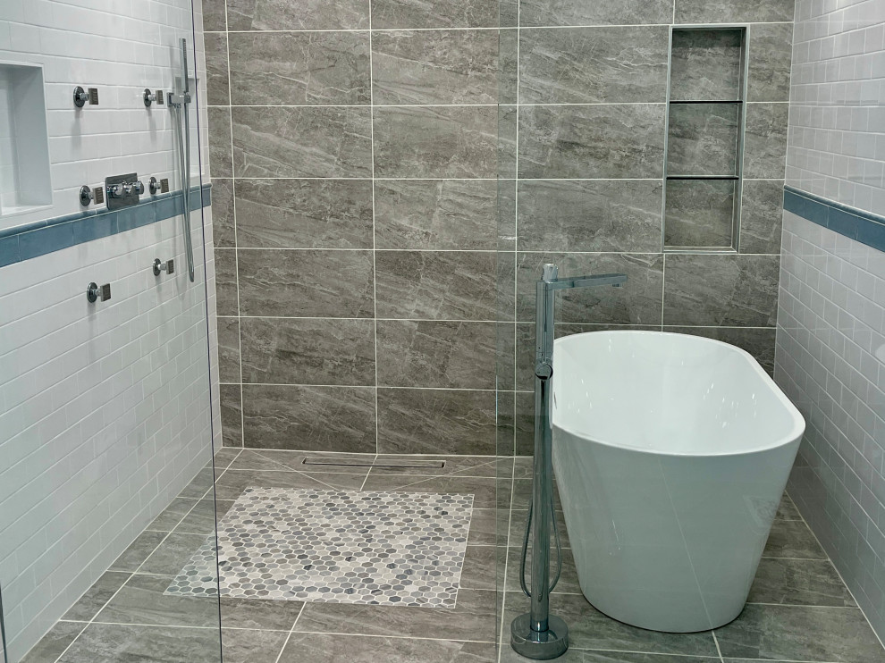 Пример оригинального дизайна: большая главная ванная комната в стиле модернизм с белыми фасадами, отдельно стоящей ванной, душевой комнатой, разноцветной плиткой, керамической плиткой, полом из мозаичной плитки, серым полом, открытым душем, нишей, тумбой под две раковины и панелями на стенах