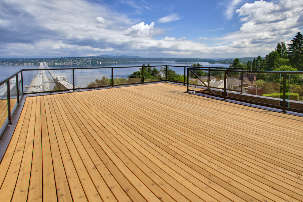 Minimalist deck photo in Seattle