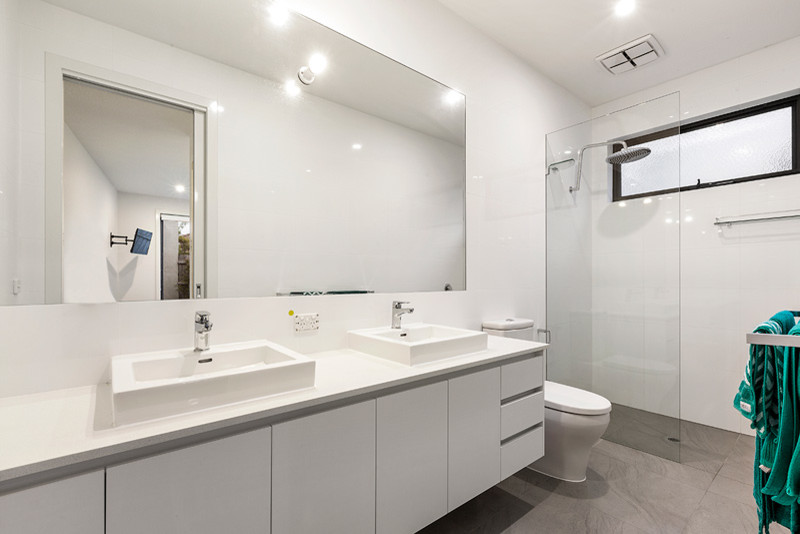 Design ideas for a contemporary bathroom in Melbourne.