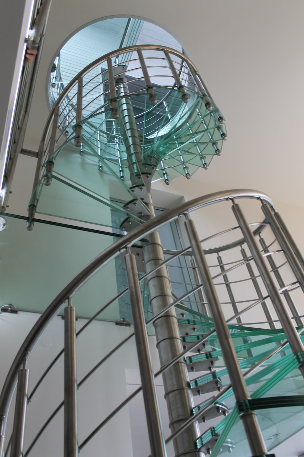 Винтовая лестница из нержавеющей стали со стеклянными ступенями