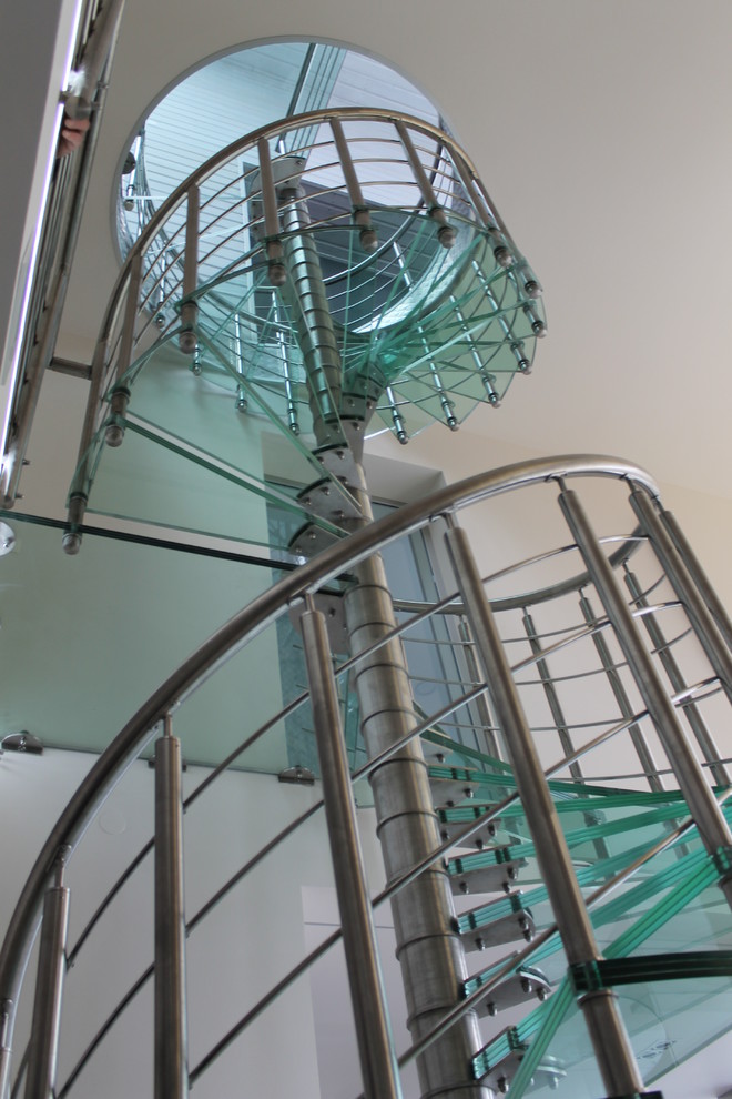Винтовая лестница из нержавеющей стали со стеклянными ступенями