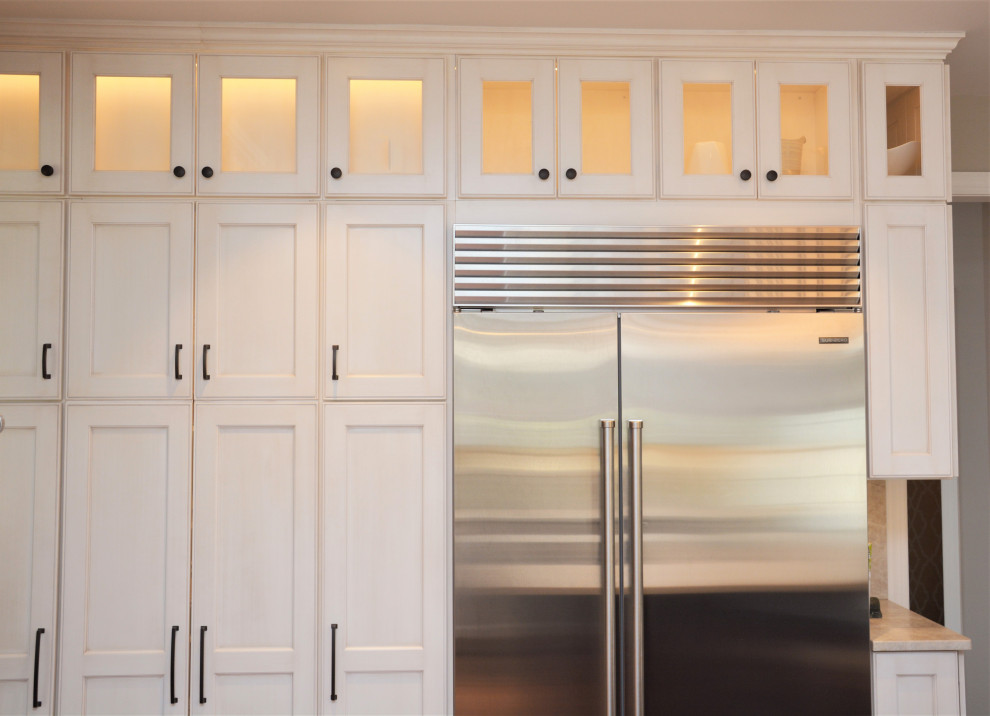 ワシントンD.C.にあるラグジュアリーな広いトランジショナルスタイルのおしゃれなキッチン (アンダーカウンターシンク、シルバーの調理設備、無垢フローリング) の写真