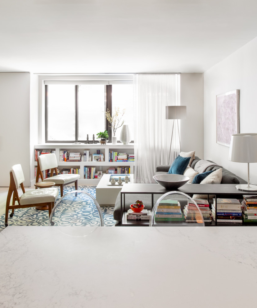 Kleines, Offenes Stilmix Wohnzimmer mit grauer Wandfarbe, hellem Holzboden, TV-Wand und weißem Boden in New York