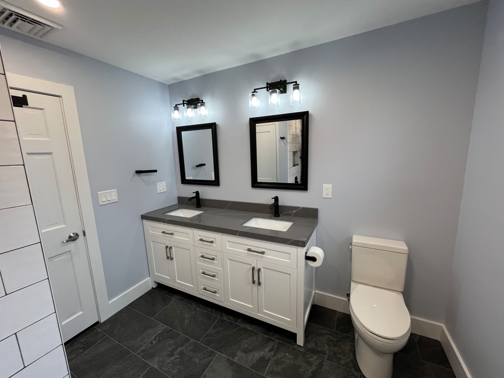 Свежая идея для дизайна: главная ванная комната среднего размера в стиле модернизм с фасадами в стиле шейкер, белыми фасадами, ванной в нише, раздельным унитазом, черно-белой плиткой, керамической плиткой, серыми стенами, полом из керамической плитки, врезной раковиной, мраморной столешницей, черным полом, серой столешницей, нишей, тумбой под две раковины и встроенной тумбой - отличное фото интерьера