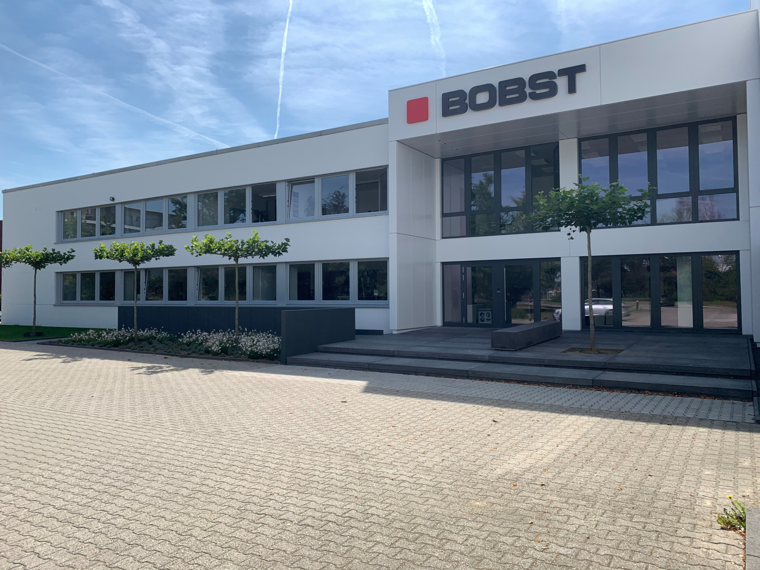 Bobst Eingang Empfang Office Büro Planung Präsentation Umplanung Modernisierung Ausstellung Interior Design NRW Krefeld Meerbusch Architektur Innenarchitektur Gestaltung 3D Akustik Beleuchtung Logo