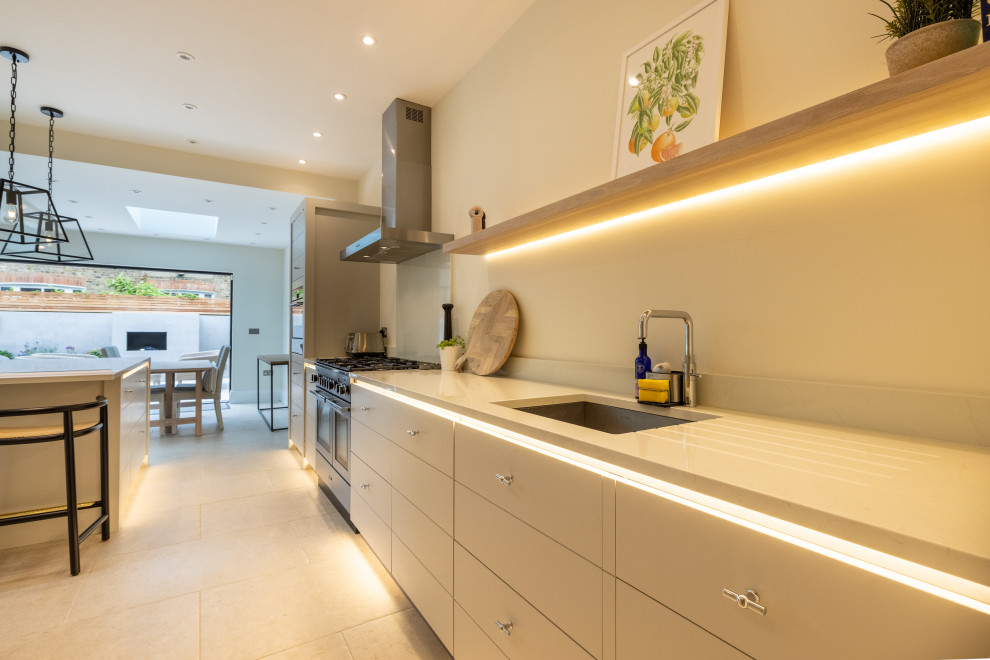 Immagine di una grande cucina moderna con lavello da incasso, ante lisce, ante bianche, pavimento in terracotta, pavimento beige e top bianco