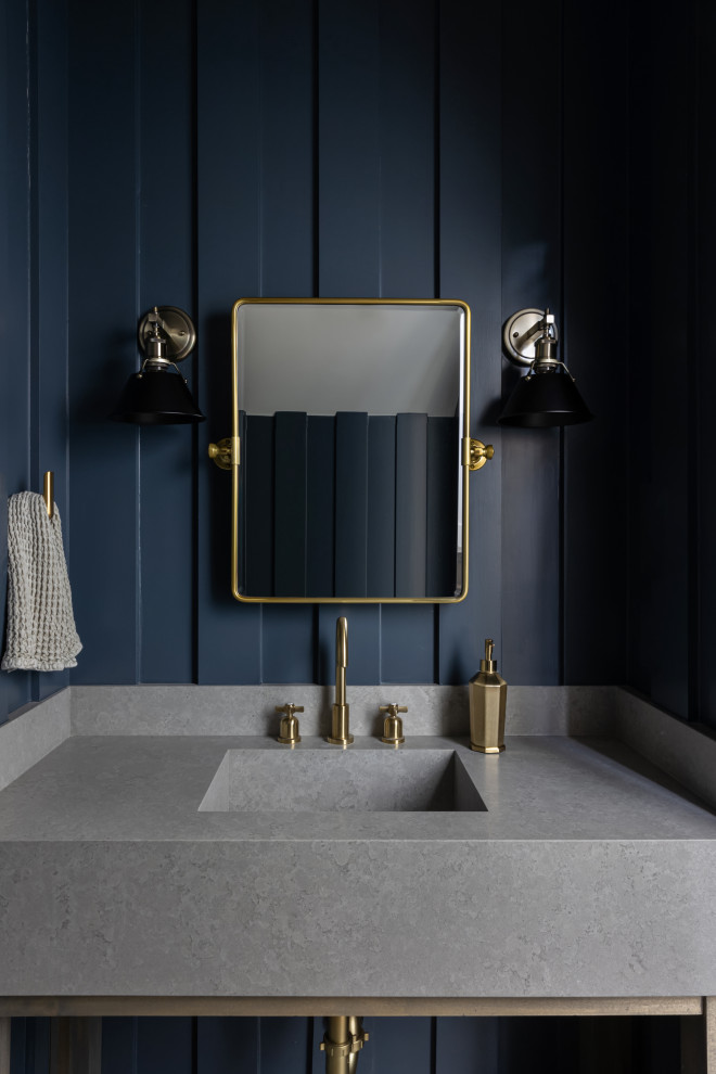 Idee per un bagno di servizio scandinavo con piastrelle effetto legno, pareti blu, lavabo integrato, top in quarzo composito, top grigio e mobile bagno sospeso