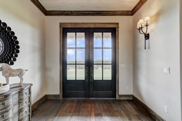 Example of a country home design design in Oklahoma City