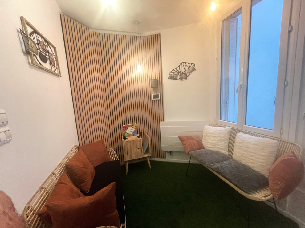 Свежая идея для дизайна: маленькая гостиная комната в белых тонах с отделкой деревом в современном стиле с белыми стенами и деревянными стенами для на участке и в саду - отличное фото интерьера