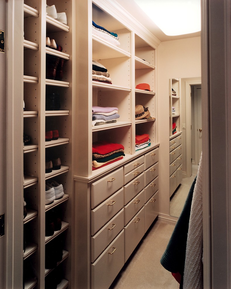 Inspiration for a traditional storage and wardrobe in Omaha.