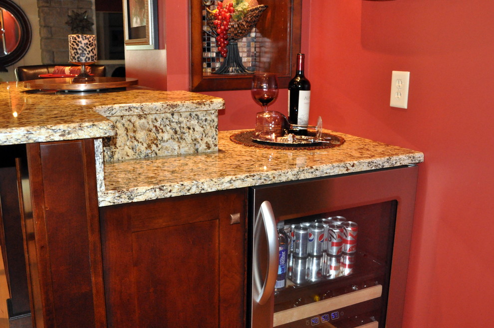 Example of a transitional kitchen design in Chicago