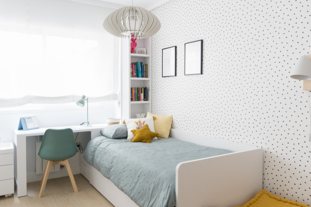 Modelo de dormitorio infantil de 4 a 10 años nórdico de tamaño medio con paredes blancas, suelo de madera clara, suelo marrón y papel pintado