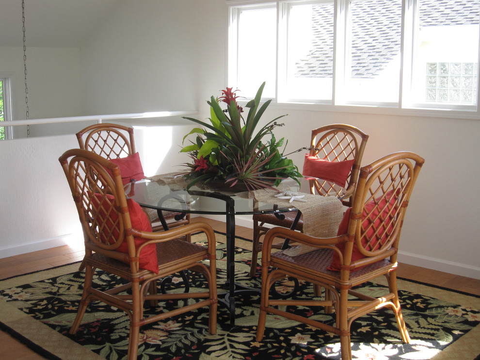 Design ideas for a tropical dining room in San Francisco.