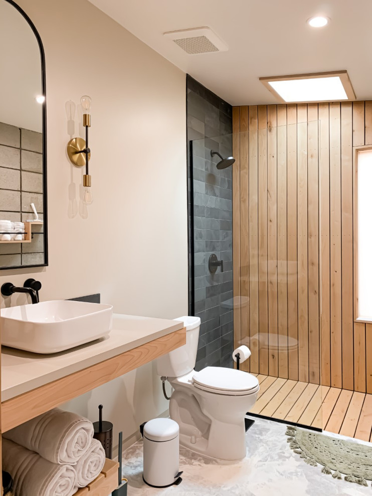 Inspiration för mellanstora moderna grått en-suite badrum, med skåp i ljust trä, en öppen dusch, svart kakel, skifferkakel, beige väggar, betonggolv, bänkskiva i betong, vitt golv, med dusch som är öppen, ett fristående handfat och öppna hyllor