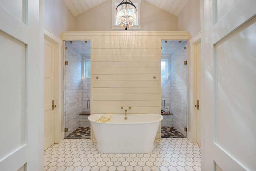 Идея дизайна: большая ванная комната в стиле кантри с отдельно стоящей ванной, душем без бортиков, серыми стенами, полом из керамической плитки, белым полом, душем с распашными дверями, сиденьем для душа, тумбой под две раковины и потолком из вагонки