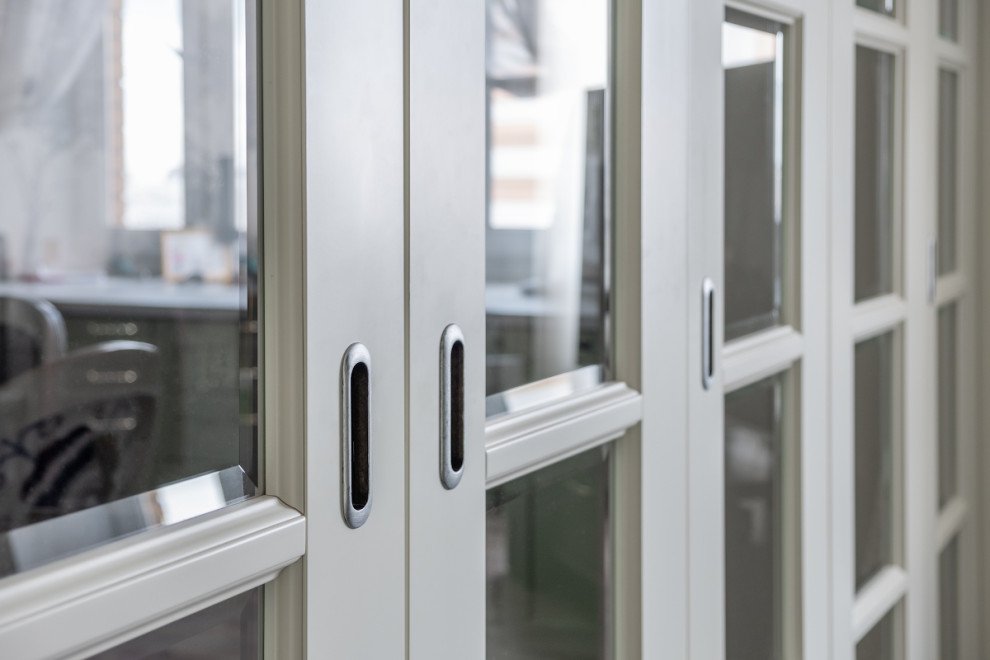 Интерьер с дверью-книжкой Брянский лес