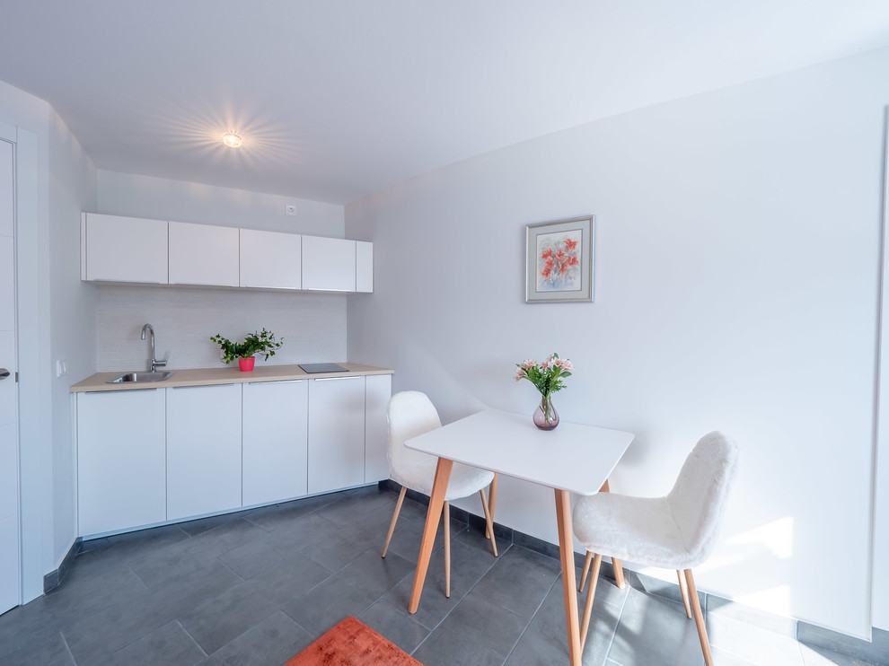 Diseño de comedor de cocina nórdico pequeño con paredes grises