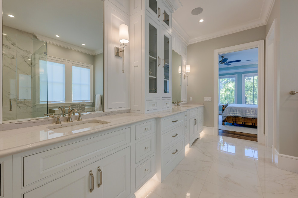 Foto på ett stort maritimt vit en-suite badrum, med luckor med infälld panel, vita skåp, en hörndusch, grå väggar, marmorgolv, ett undermonterad handfat, marmorbänkskiva, vitt golv och dusch med gångjärnsdörr