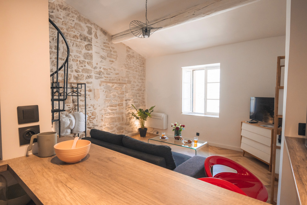 Idee per un soggiorno moderno di medie dimensioni e stile loft con porta TV ad angolo, pavimento marrone, soffitto in legno e pareti in mattoni