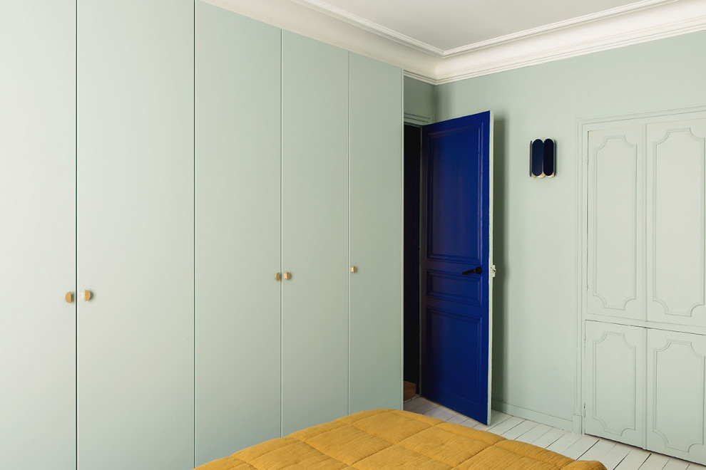 Aménagement d'une armoire encastrée contemporaine avec un placard à porte plane et des portes de placards vertess.
