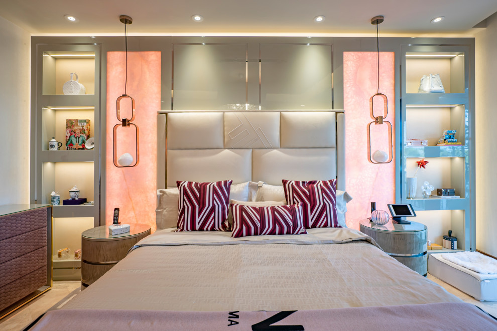 Ispirazione per un'ampia cameretta da letto design con pareti beige e pannellatura