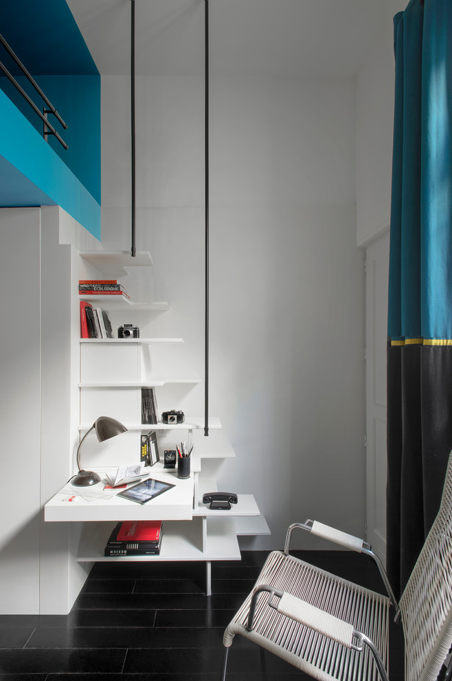This is an example of a contemporary home office in Nice.