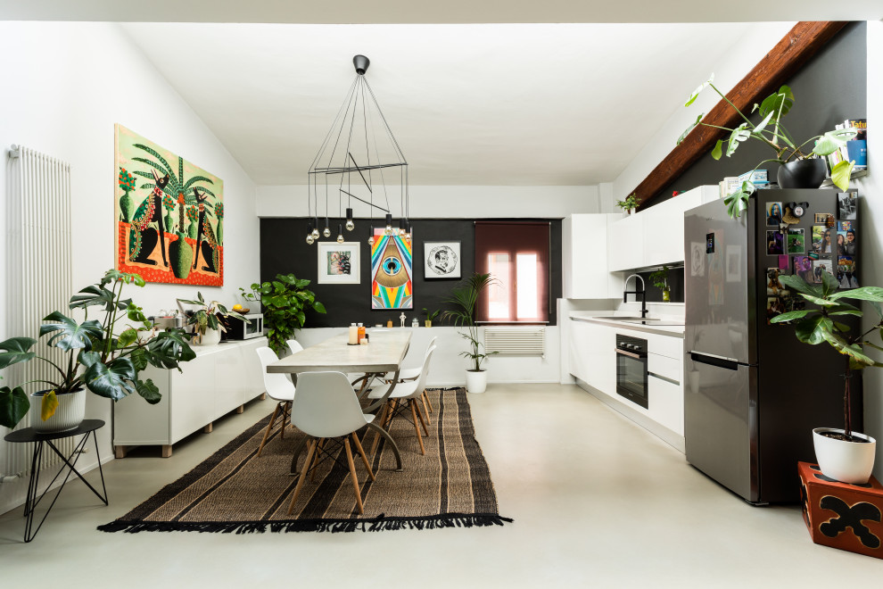 Inspiration pour une salle à manger ouverte sur la cuisine nordique de taille moyenne avec un mur blanc, sol en béton ciré et un sol gris.