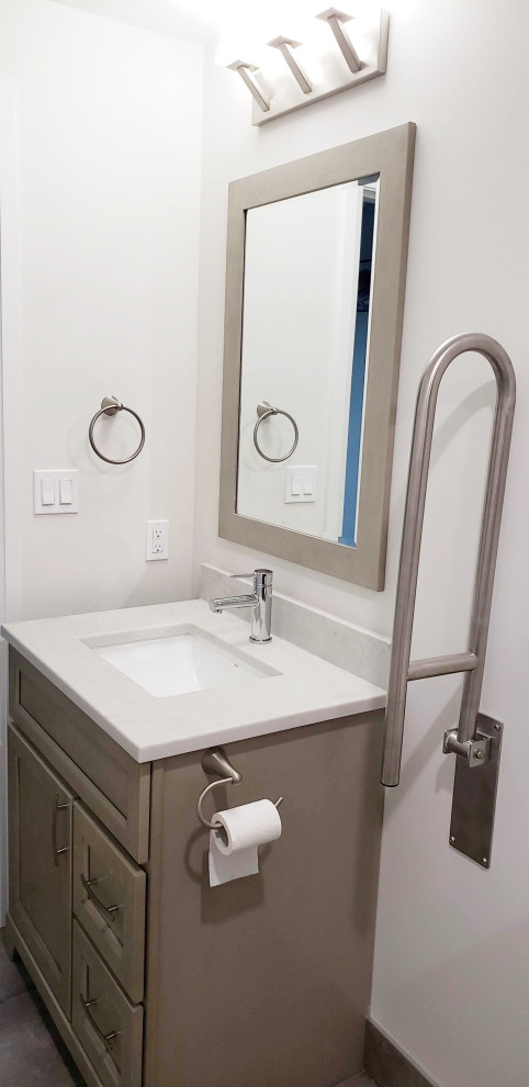 Modelo de cuarto de baño único y a medida minimalista de tamaño medio con armarios estilo shaker, puertas de armario grises, sanitario de una pieza, paredes blancas, aseo y ducha, lavabo bajoencimera, encimera de cuarcita y encimeras blancas