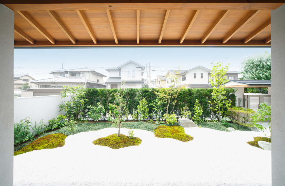Inspiration for a large asian two-storey grey house exterior in Kyoto with a gable roof and a metal roof.