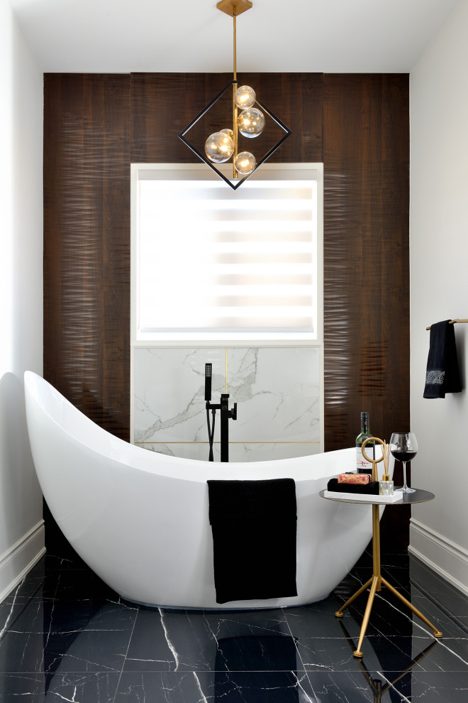 Foto de cuarto de baño doble clásico renovado con bañera exenta, ducha a ras de suelo, baldosas y/o azulejos de mármol y encimera de mármol